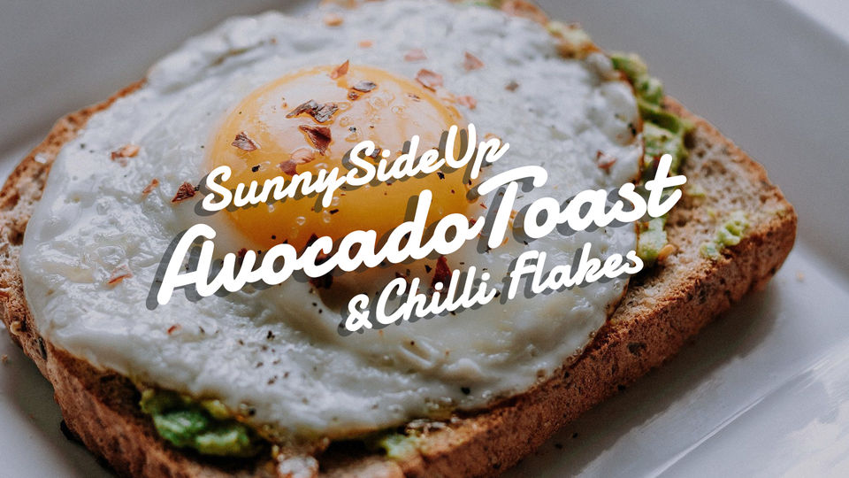 Toast s volským okem, avokádem a chilli